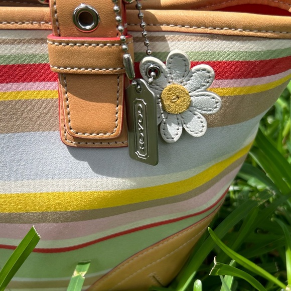 Vintage Coach Hampton Daisy Multicolored Tote with Original Dust-bag - Picture 4 of 13